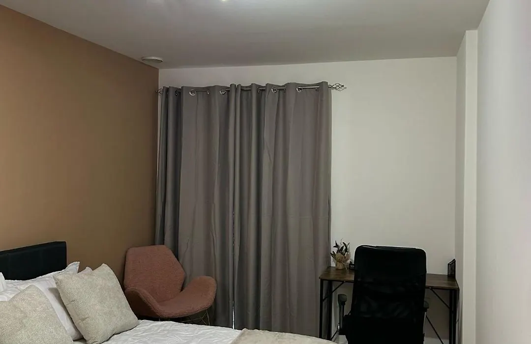 Modern 2-Bedroom Flat Near Wembley - 9 Minutes From Park Royal Station-1