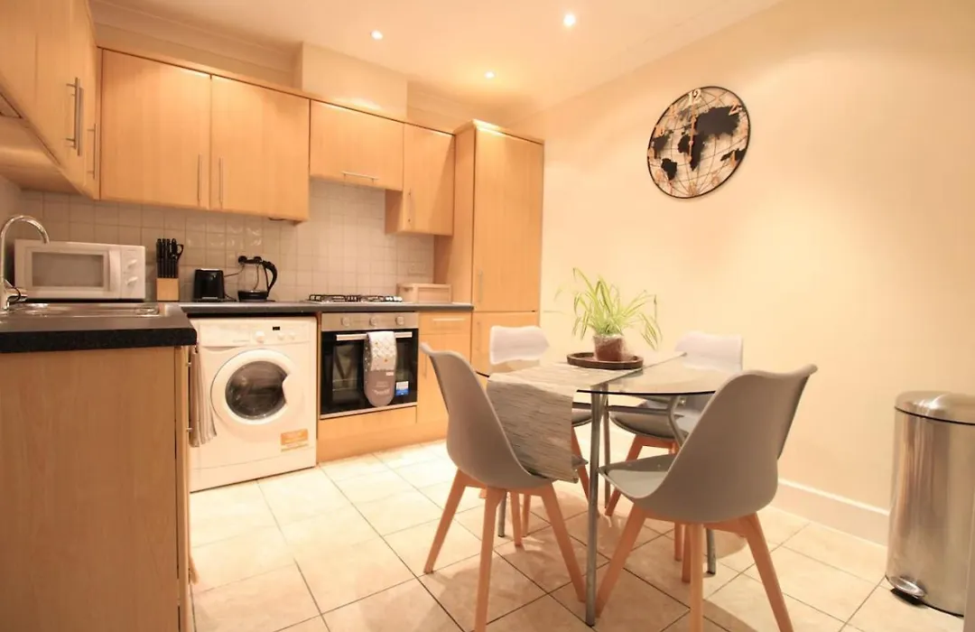 1-Bed Whitechapel Apartment Near Tube & Elizabeth Line Sleeps 4-1