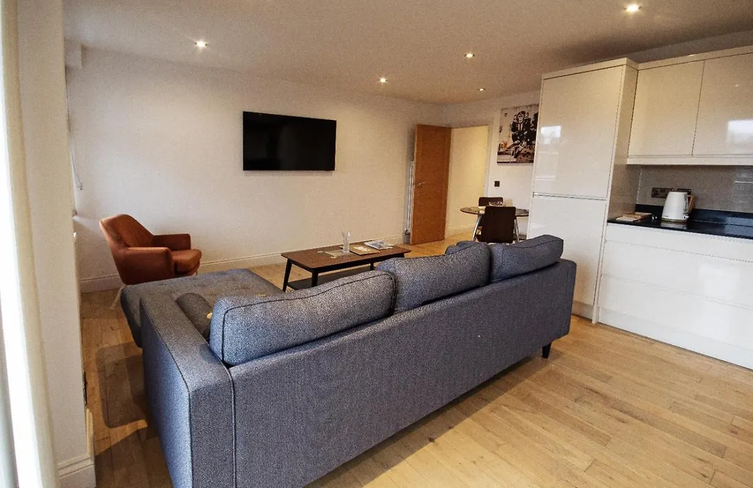 2 Bedroom, 2 Bathroom Apartment With Balcony In Hoxton, Zone 1, Sleeps 6-1