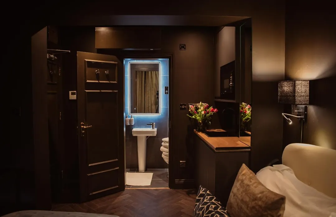 Small Studio With En Suite Bath & Kitchenette-1