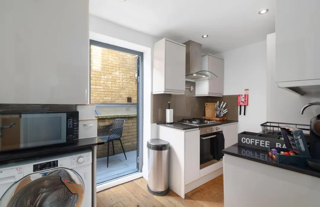 Stylish Shoreditch Apartment Near Brick Lane With Balcony Sleeps 4-1