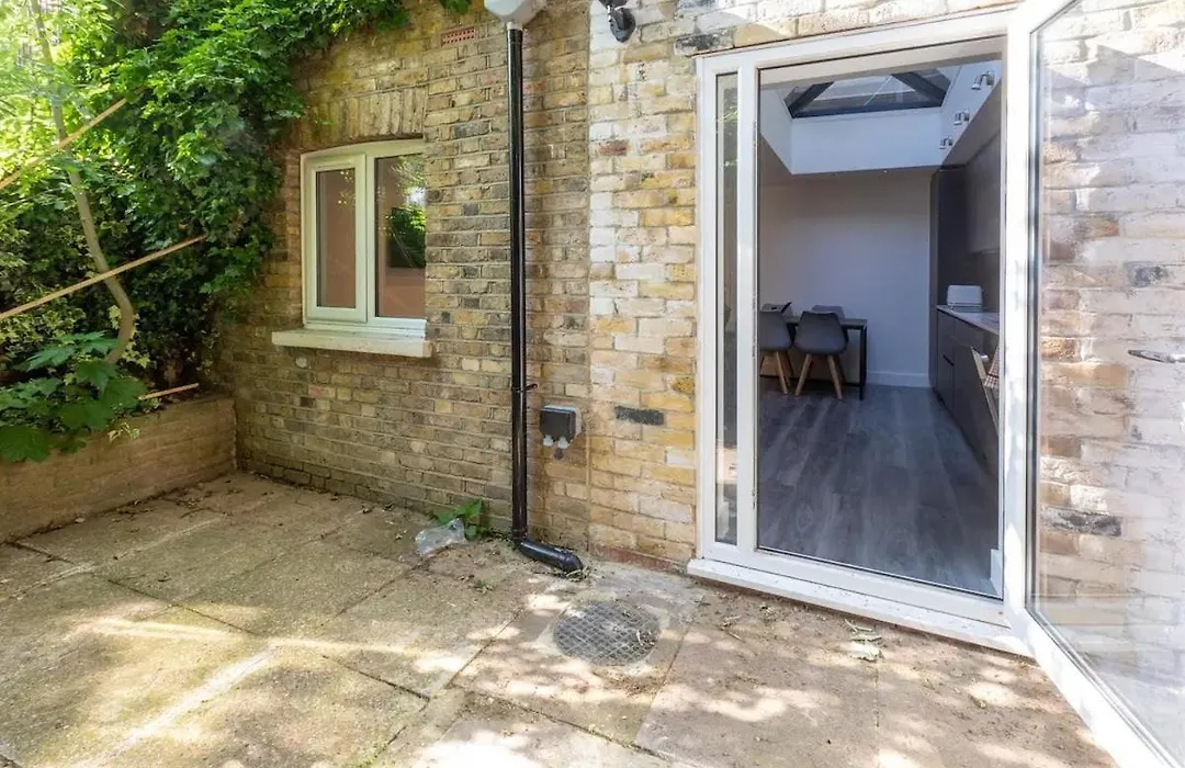 Stylish 2-Bed Flat In The Heart Of West Hampstead-1