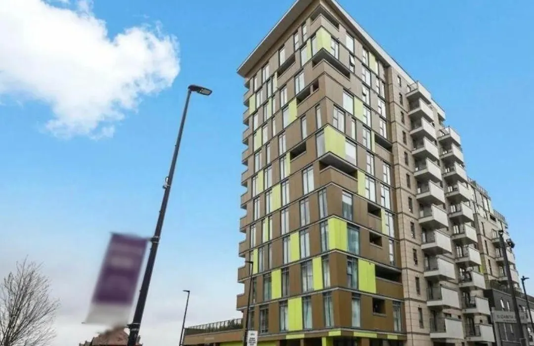 Stylish 2-Bed Flat With Parking-1