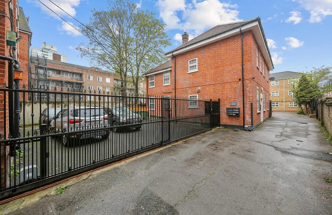 1 Bed In Stratford, London With Free Parking & Wi-Fi-1