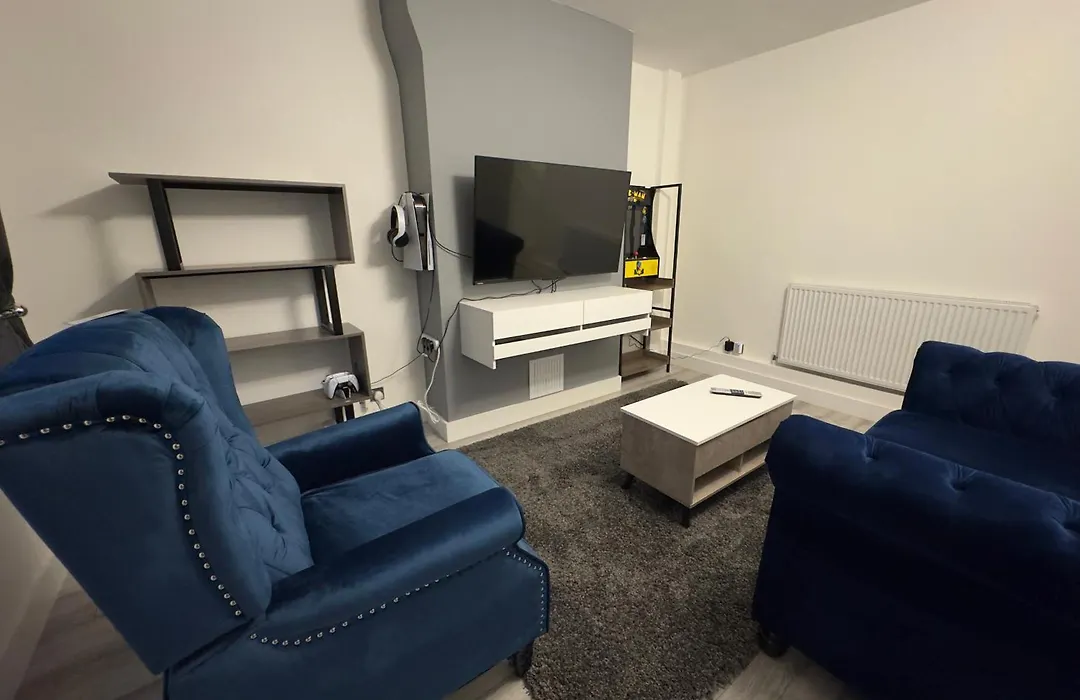 Stylish 2Br, Fast Wifi With Balcony-1
