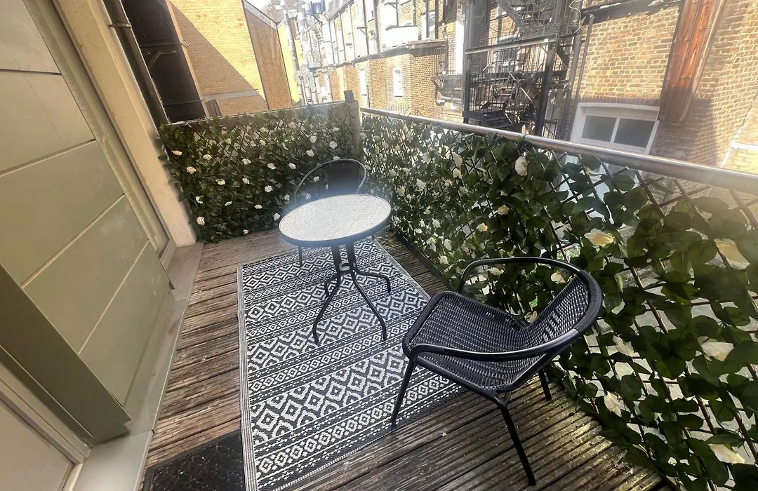 Modern 2 Bed 2 Bath Apartment Hyde Park-1