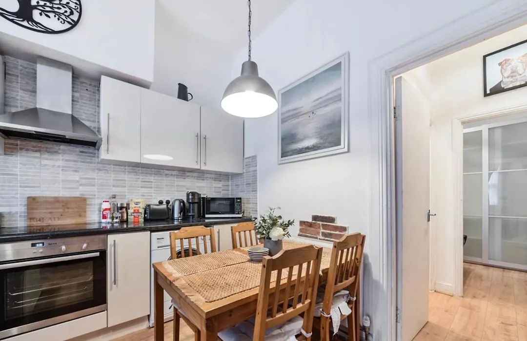 Ground Floor Apartment Sleeps 4, London Zone 2 Close To Central Victoria Line-1