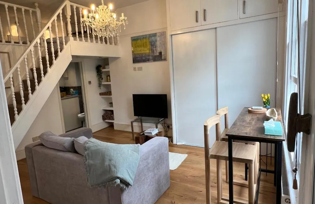 Mezzanine Studio Flat In Putney-1