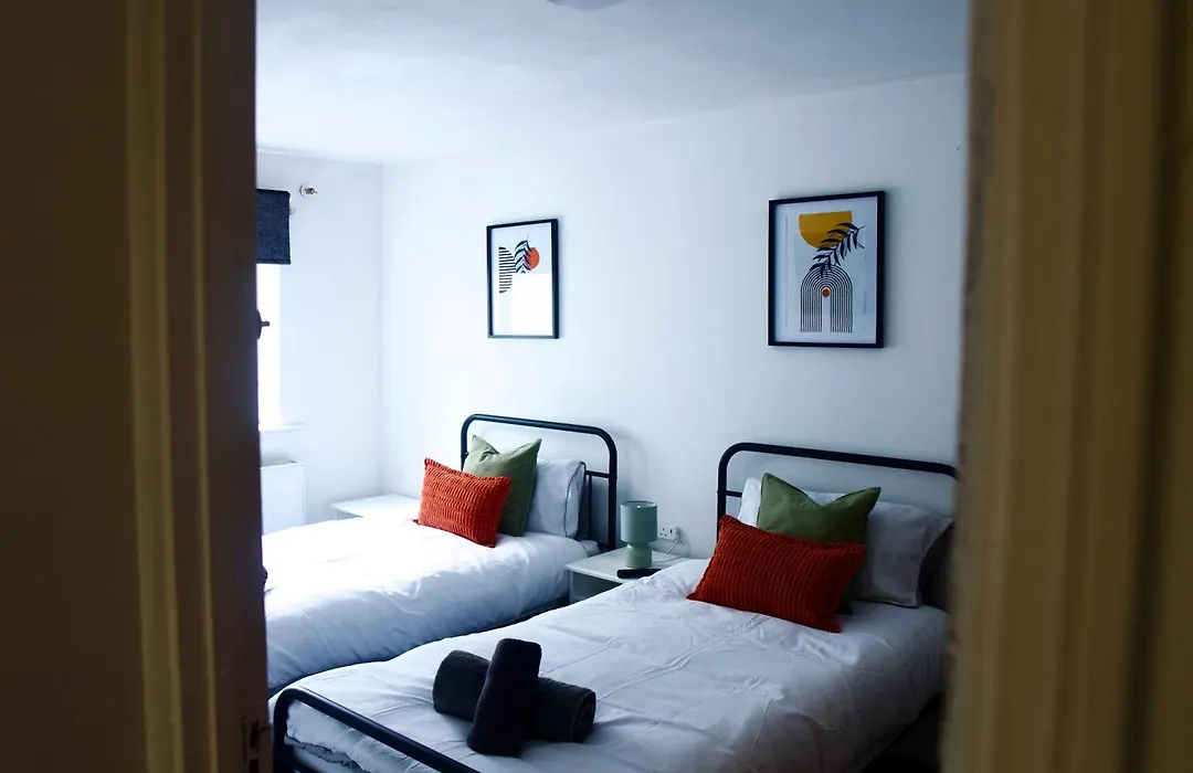 Spacious 2 Bed Apartment, 8Min To Stratford Station, Sleeps 6-1