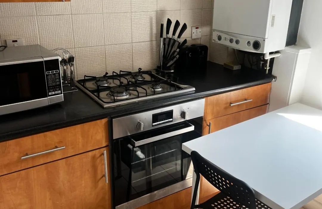 Cozy Two Bedroom Flat 1 Minute From Forest Hill Train Station-1