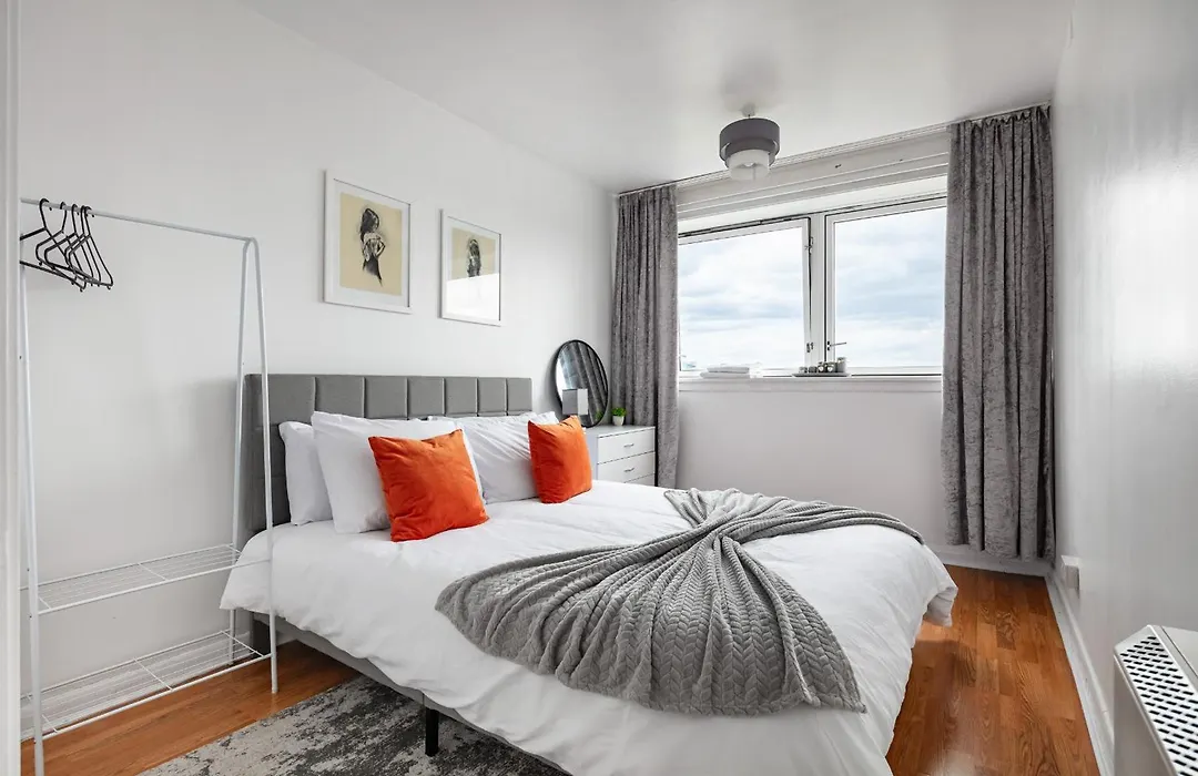 Stylish 2-Bed Retreat Steps From Emirates Stadium-1