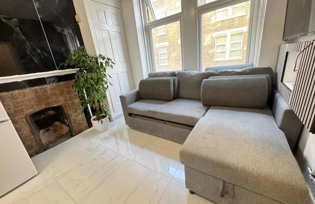 Nice 2 Bedroom Flat On First Floor-1