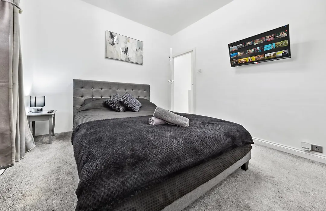 Bromley 2 Bed House With Free Parking, 30 Mins To Central London, Sleeps 6-1