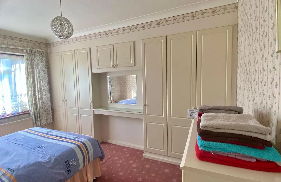 Barking London House Sleeps 12 - Parking - Train Tube - Airport-1