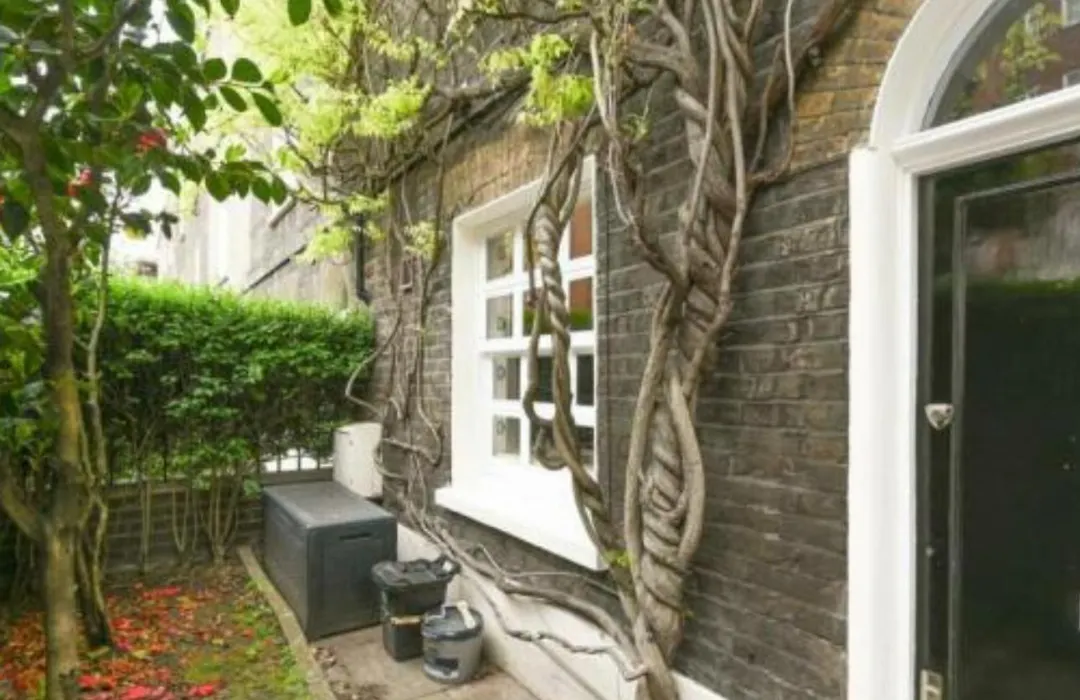 Charming Old Style 2 Bed Cottage In London'S Best Neighbourhood-1