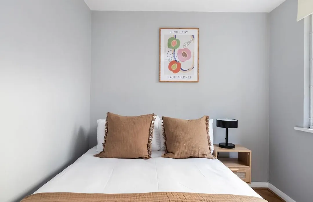 Excellent 3 Bed House Hyde Park-1