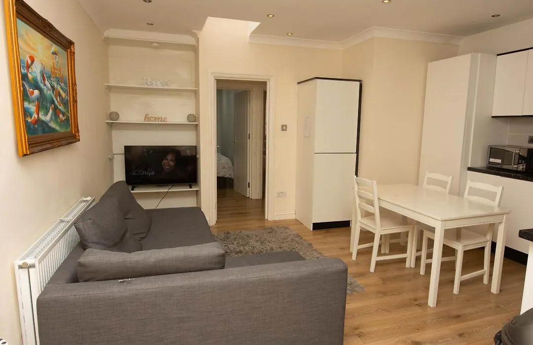 Evergreen Apartments- Flat 2-1