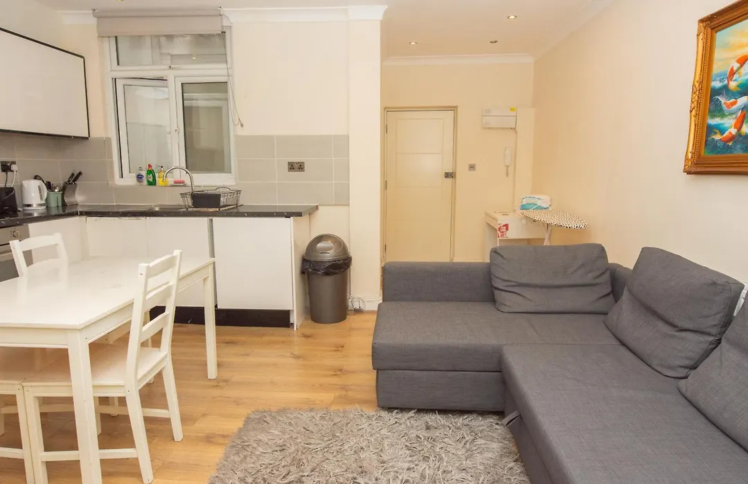 Evergreen Apartments- Flat 2-1