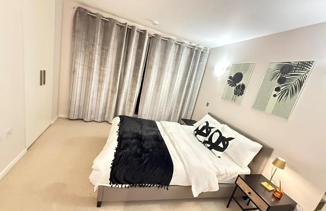 Modern Stunning View 2 Bed Flat In Canary Wharf-1