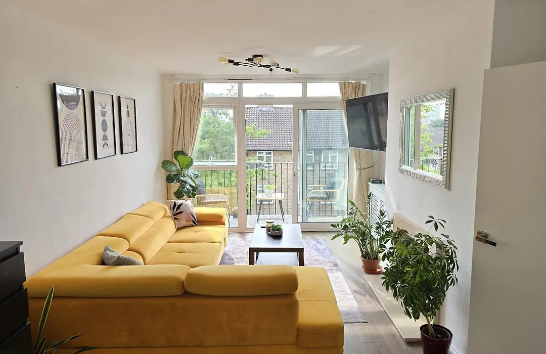 Beautiful 3-Bed Apartment At Swiss Cottage-1