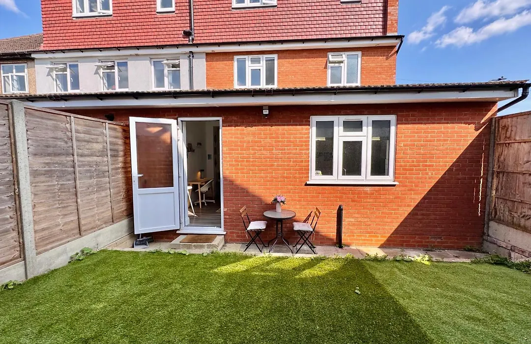 Cosy 1-Bed Flat 30Min To Central London & Parking-1