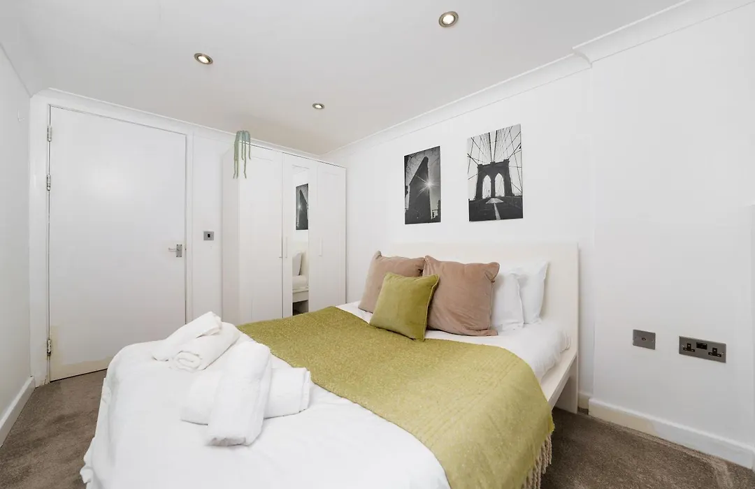 Modern 3Br - Flat Sleeps 8 - Walk To Liverpool St-1