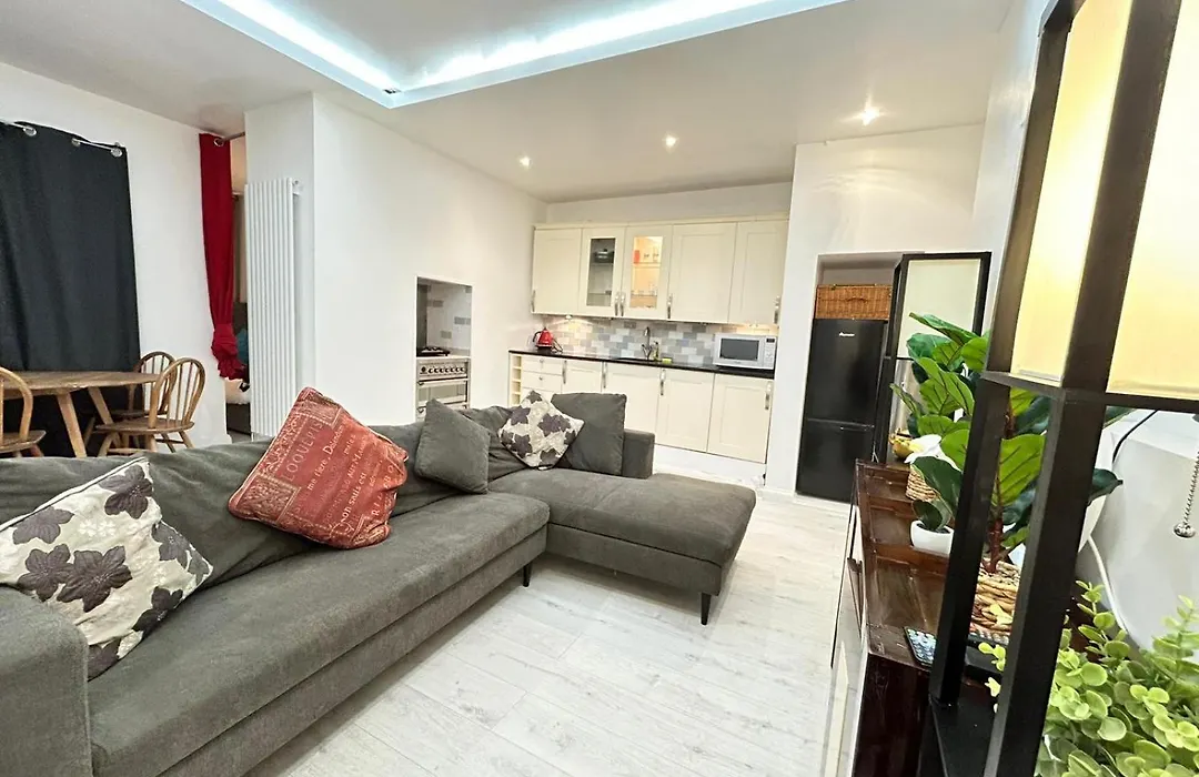 2 Bedroom Flat Wembley-1