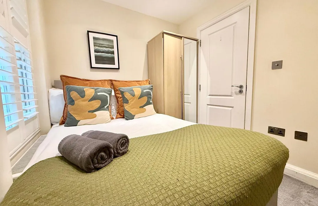 3-Bedroom Pimlico Flat With Mini Garden Near Westminster & Victoria By Staylio-1