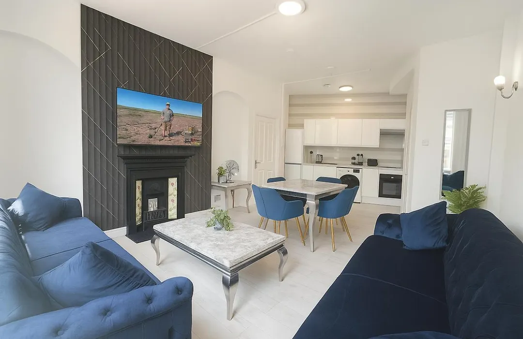 Stylish 2 Bedroom Apartment In The Heart Of Soho Walk To Cafes & Attractions!-1