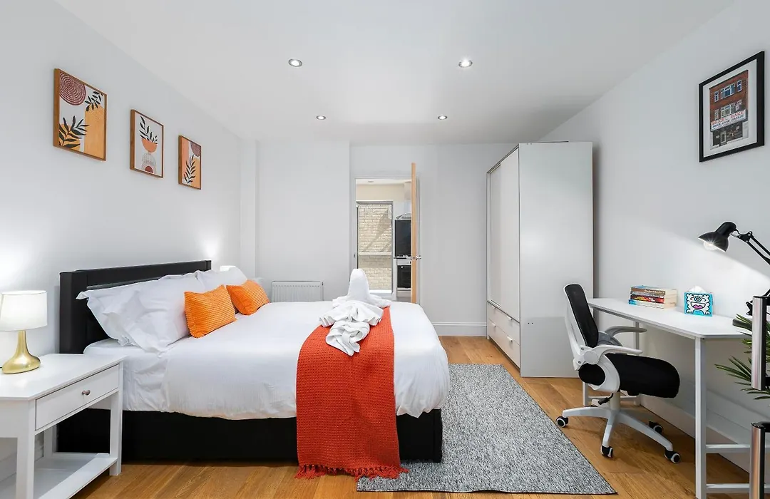 Stylish London Shoreditch Apartment With Balcony Sleeps 4 Family Friendly-1