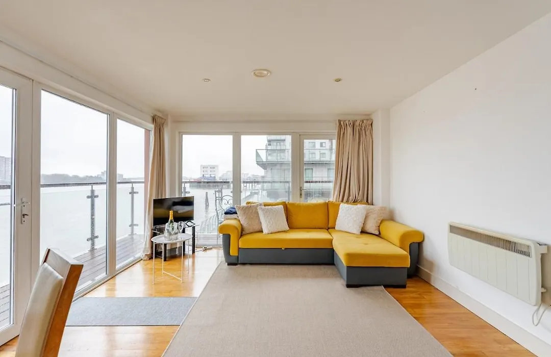 Amazing River View 2 Bedroom Apartment, Sleeps 6, Balcony And Parking-1