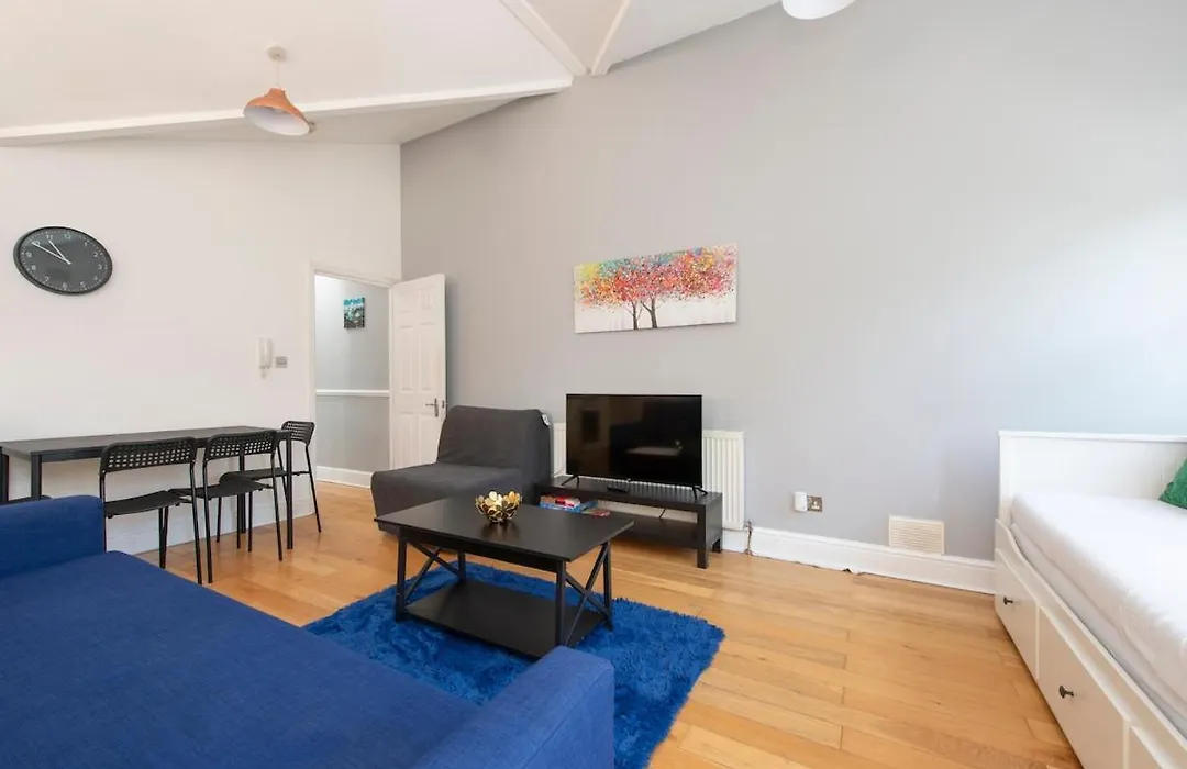 Lovely 3-Bed 20 Minutes To Central London-1