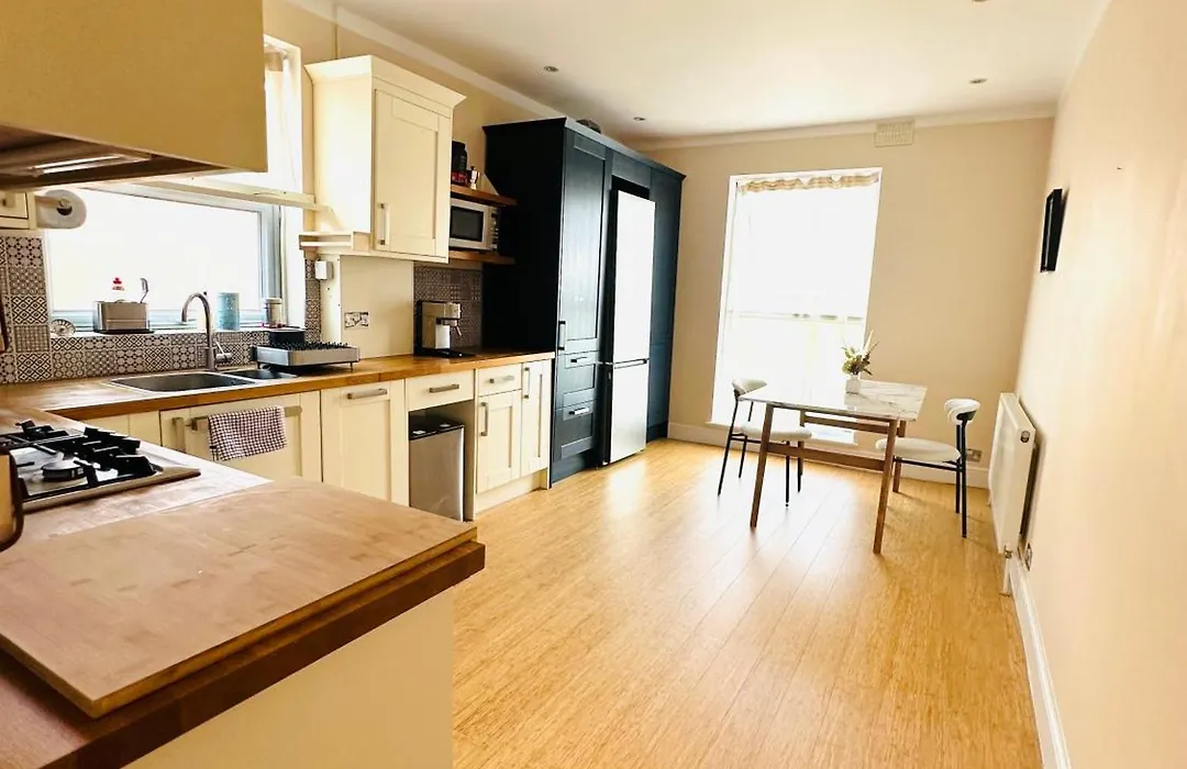 Large Double Room With Private Bathroom West Zone 3 Free Parking-1