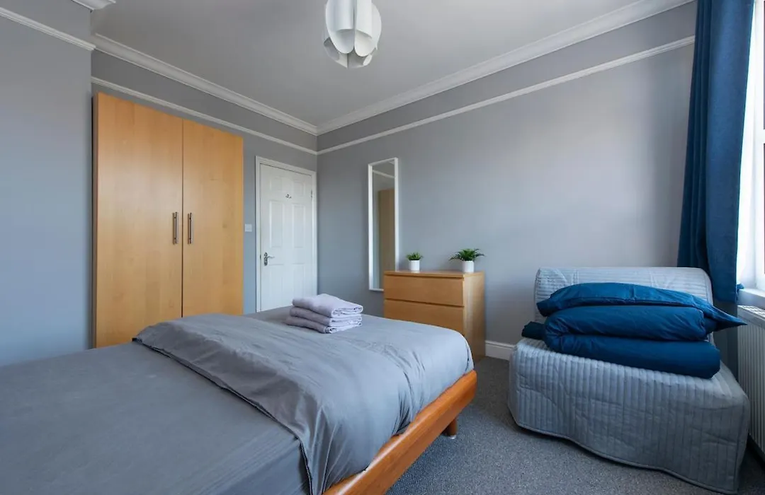 Lovely 3-Bed 20 Minutes To Central London-1