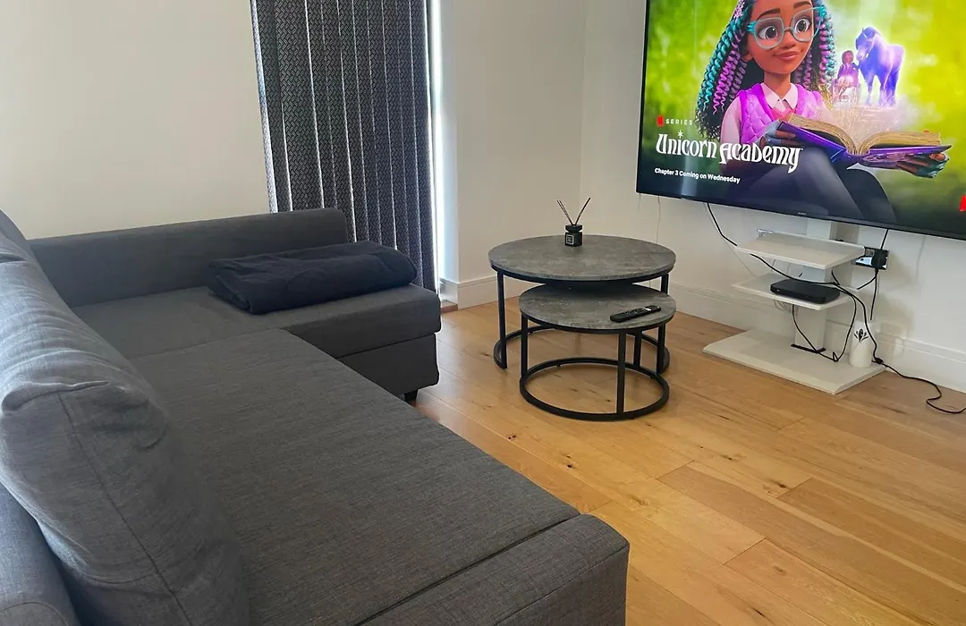 Luxury Top Floor Penthouse Apartment Near Heathrow-1