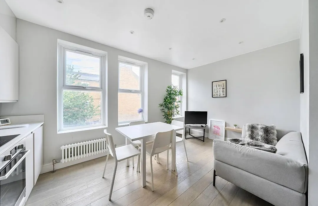 Brilliant 2 Bed Apartment - Spacious, Central & Well-Connected-1