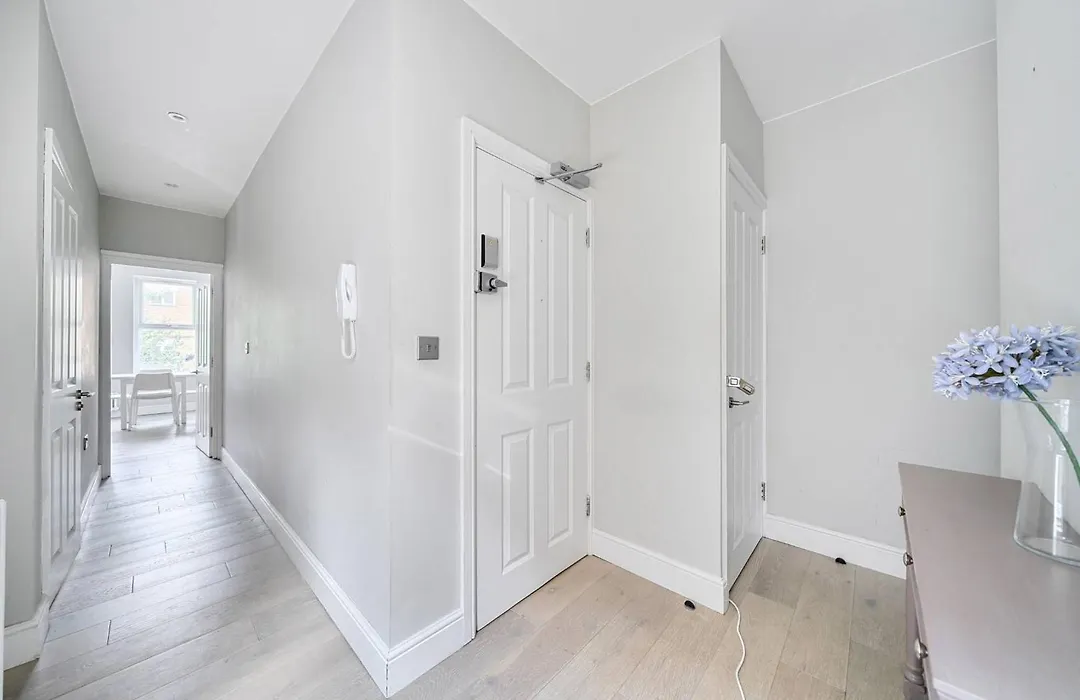 Brilliant 2 Bed Apartment - Spacious, Central & Well-Connected-1