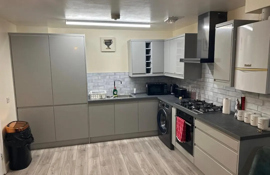 Cosy 2-Bed Flat Near Excel And City Airport-1
