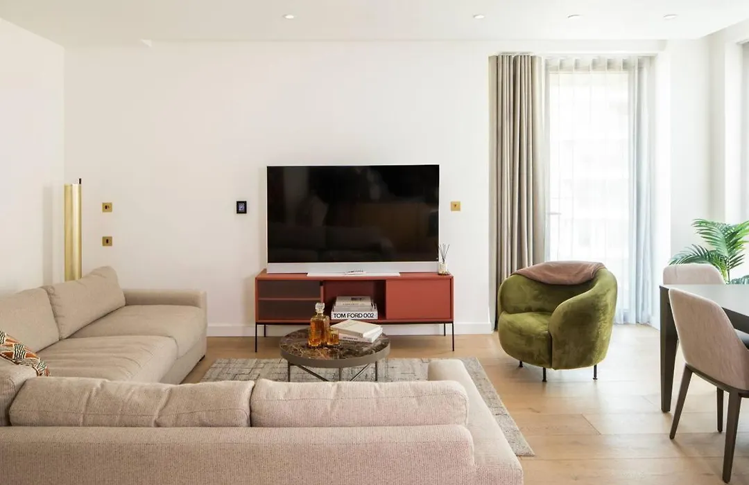 St Pancras, Luxury 3 Bed Apartment, 2 Balconies-1