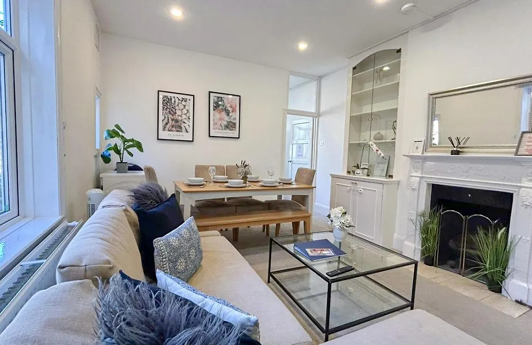 Lovely 3-Bedroom Maisonette In Hammersmith With Rooftop Terrace Near Shepherds Bush & Ravenscourt Park By Staylio London-1