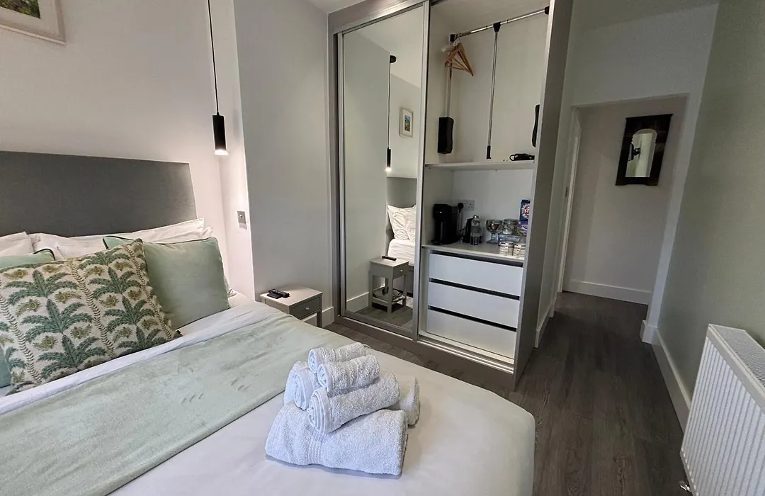 Delux Double Bedroom En Suite With Tea & Coffee Facilities-1