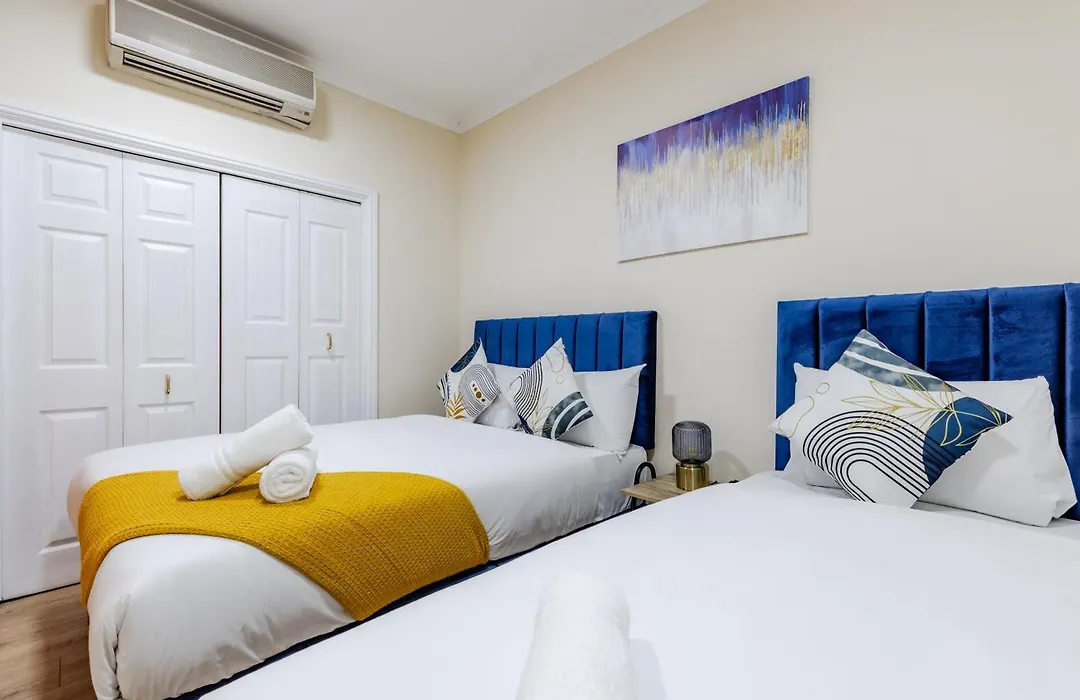 Comfy Apartments In Queensway-1