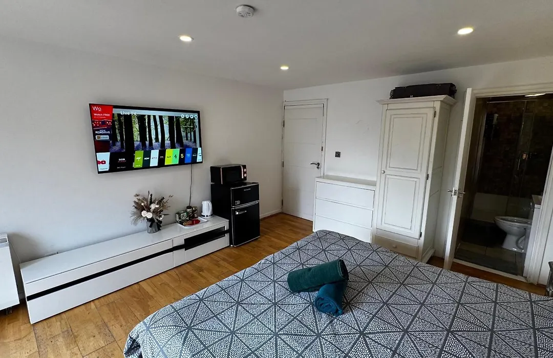 En-Suite Room With A King Size Bed And Private Balcony-1