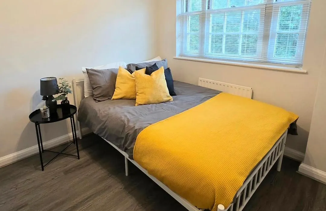 Stunning 3Bed 2Bath Family Home With Garden-1