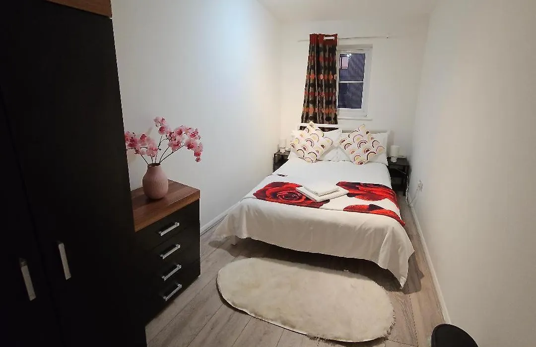 Charming Retreat For 6 People In London-1
