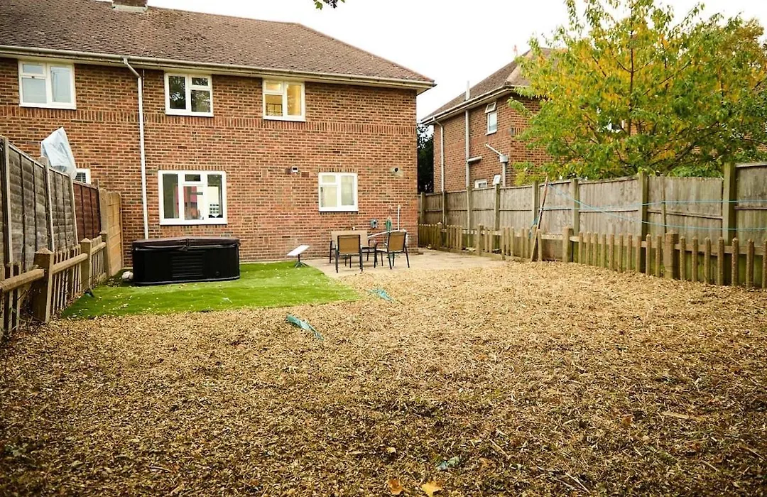 Stylish Wembley Home With Hot Tub, Parking & Garden-1