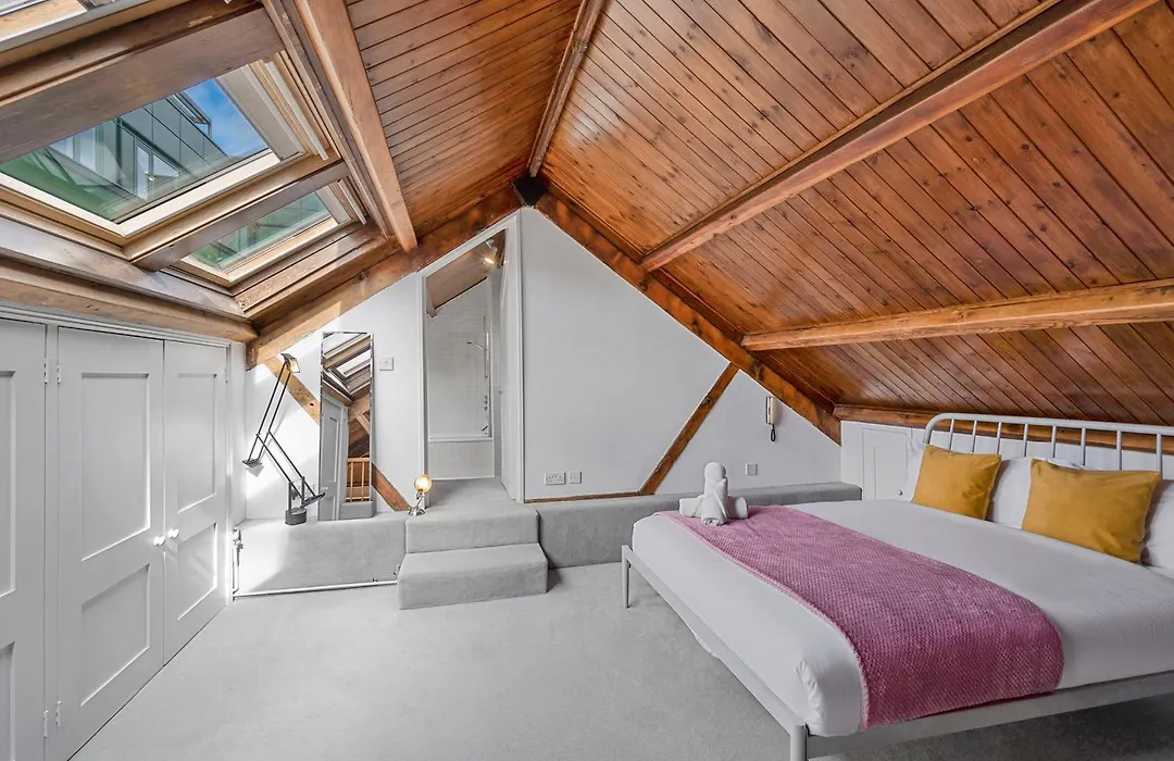 Luxury Spacious 3 Bedroom, 3 Bathroom Apartment, Walk To Soho, West End, Covent Garden, China Town, Piccadilly In Minutes, Complimentary Fast Wifi, Tea & Coffee-1