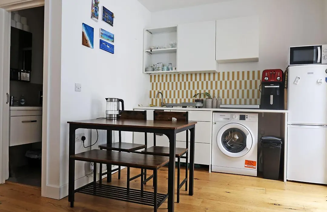 Bright Ground Floor Flat With Free Parking And Balcony Near Stoke Newington-1