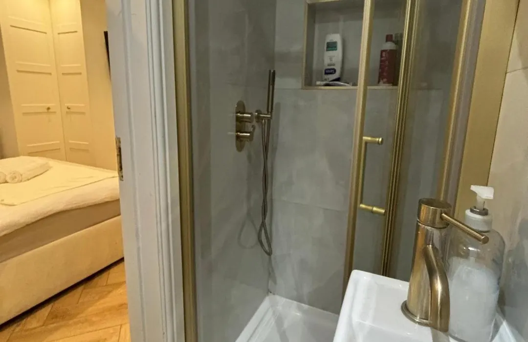 Apt - Sleeps 3 - Parking - Station Close - Balcony-1
