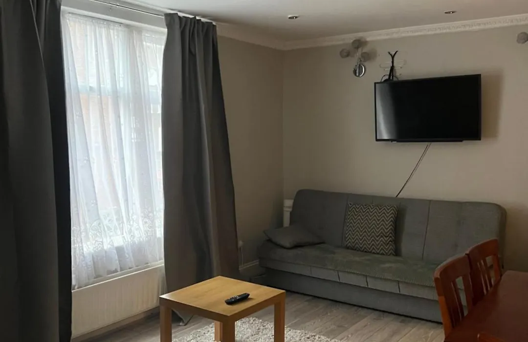 London Property Apartments For Up To 6, Next To Big Ben & London Eye-1